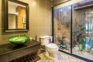 a bathroom with a green sink and a toilet at Kongkarn Resort and Farmstay in Ban Pak Ngam +74 photos