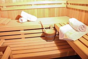 uma sauna com duas camas e um balde em Appartment Valnova / Barga em Partenen