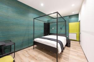 - une chambre dotée d'un lit avec un mur vert dans l'établissement Rainbow Suite, à Cassino