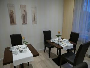 een eetkamer met een tafel en vier stoelen bij Haus Nethegau in Bad Driburg