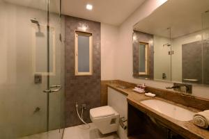 Phòng tắm tại Dwarkadhish Lords Eco Inn