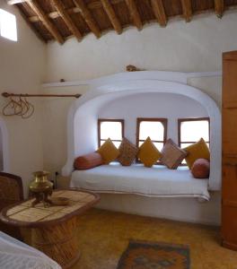 Un dormitorio con una cama con almohadas. en Apani Dhani Eco-Lodge, en Nawalgarh
