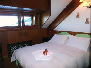 Un dormitorio con una cama blanca con un juguete. en Number 51, en Roccaraso