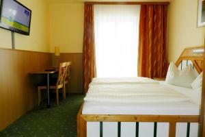 Postel nebo postele na pokoji v ubytování Hotel Garni Erlbacher