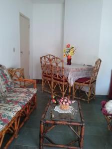 a living room with a table and chairs and a table sidx sidx at Recanto do descanso in Iguaba Grande +5 photos