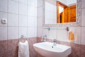 Kőkapu Vadászkastély és Hotel & Apartments的一间浴室