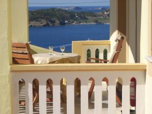 balcón con mesa y vistas al océano en Melina's Sunset, en Myrties