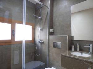 A bathroom at Polo Apartments - Benahavís