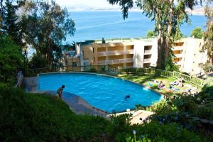 a large swimming pool in front of a building at Departamento Frente al Mar in Puchuncaví