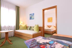 Postel nebo postele na pokoji v ubytování Bernerhof Swiss Quality Hotel