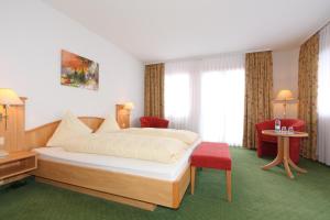 Postel nebo postele na pokoji v ubytování Bernerhof Swiss Quality Hotel
