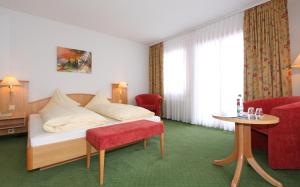 Postel nebo postele na pokoji v ubytování Bernerhof Swiss Quality Hotel