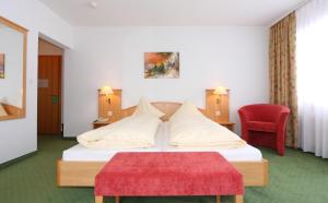 Postel nebo postele na pokoji v ubytování Bernerhof Swiss Quality Hotel