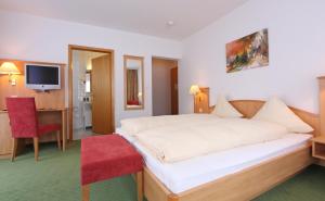 Postel nebo postele na pokoji v ubytování Bernerhof Swiss Quality Hotel