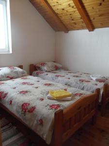 two twin beds in a room with at Apartman Lucija in Žabljak