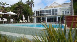 Poolen vid eller i närheten av Traders Guesthouse at Lake Pleasant Living