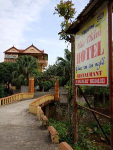 un cartello per un hotel di fronte a un edificio di Cuc Phuong Hao Tham Homestay Hotel a Nho Quan