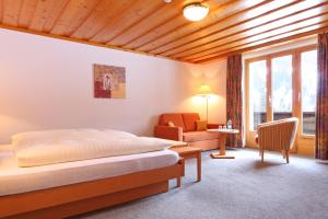 Postel nebo postele na pokoji v ubytování Bernerhof Swiss Quality Hotel
