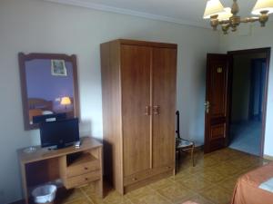 Telewizja i/lub zestaw kina domowego w obiekcie Pensión Sol e Mar