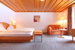 Postel nebo postele na pokoji v ubytování Bernerhof Swiss Quality Hotel