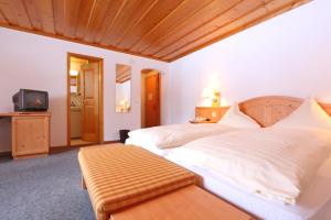 Postel nebo postele na pokoji v ubytování Bernerhof Swiss Quality Hotel