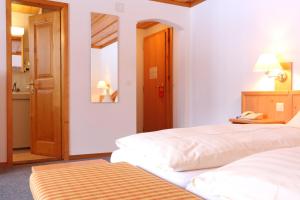 Postel nebo postele na pokoji v ubytování Bernerhof Swiss Quality Hotel