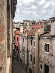 - une vue depuis le toit d'un bâtiment dans l'établissement Piccolo Tiepolo, à Venise