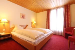 Postel nebo postele na pokoji v ubytování Bernerhof Swiss Quality Hotel
