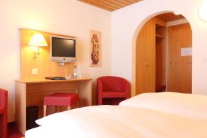 TV a/nebo společenská místnost v ubytování Bernerhof Swiss Quality Hotel