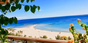 アリカンテにあるApartamento Deluxe Playa Alicanteの海とビーチの景色を望めます。
