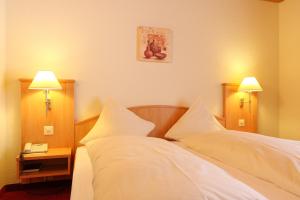 Postel nebo postele na pokoji v ubytování Bernerhof Swiss Quality Hotel