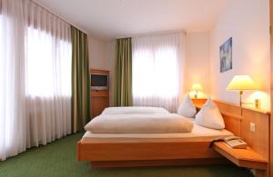 Postel nebo postele na pokoji v ubytování Bernerhof Swiss Quality Hotel