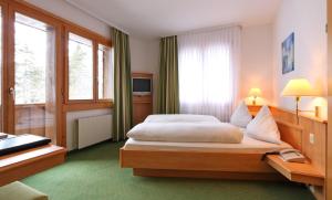 Postel nebo postele na pokoji v ubytování Bernerhof Swiss Quality Hotel