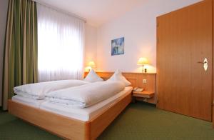 Postel nebo postele na pokoji v ubytování Bernerhof Swiss Quality Hotel