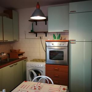 kuchnia z kuchenką i pralką w obiekcie Appartamento Marty w mieście Monopoli