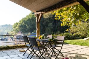 Balkón nebo terasa v ubytování Au coeur de Beynac, superbe maison du 14ème siècle avec jardin panoramique