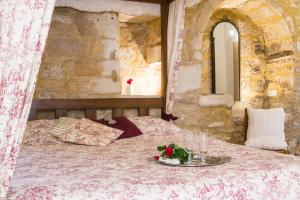 Postel nebo postele na pokoji v ubytování Au coeur de Beynac, superbe maison du 14ème siècle avec jardin panoramique