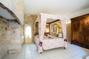 Postel nebo postele na pokoji v ubytování Au coeur de Beynac, superbe maison du 14ème siècle avec jardin panoramique