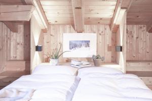 twee bedden in een kamer met houten wanden bij Apart Korona in Sankt Anton am Arlberg