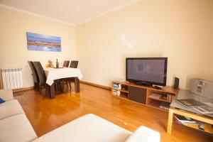 sala de estar con mesa de comedor y TV en Porto Gaia City and Beach by MP en Vila Nova de Gaia