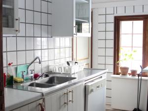Kuchyň nebo kuchyňský kout v ubytování Vargheden B&B och trädgård
