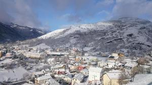 A general mountain view or a mountain view taken from a hosteleket