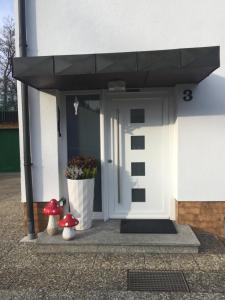 eine Haustür eines Hauses mit roten Pilzen in der Unterkunft Apartment Sabine in Oberasbach