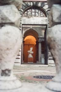 The facade or entrance of Indimenticabili VACANZE ROMANE nel cuore della città