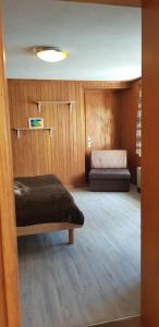 a bedroom with two beds in a room at Chalet Spillstatt in Grindelwald