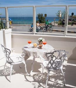 Uma vista do mar tirada do cama e café (B&B)