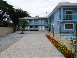 uma casa com uma entrada de tijolos e uma piscina em Pousada Guanumbi em Morretes