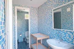 Et badeværelse på Marina Apartments, Agios Gordios Corfu