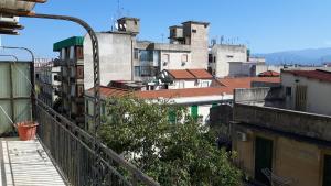 balcone con vista sulla città. di Il Tuppo - al centro in cima a Messina