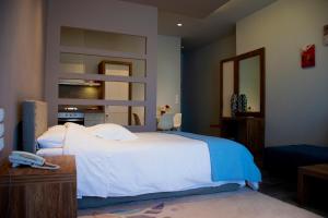 Un pat sau paturi într-o cameră la Alissachni Luxury Apartments